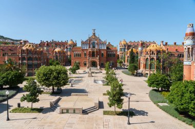 BARCELONA, İspanya - Haziran 07, 2019: Santa Creu Sant Pau Hastanesi veya Kutsal Haç Hastanesi ve Aziz Paul, modernizm mimarı Lluis Domenech Montaner tarafından 1901-1930 yılları arasında inşa edildi.