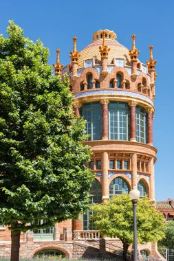 BARCELONA, İspanya - Haziran 07, 2019: Santa Creu Sant Pau Hastanesi veya Kutsal Haç Hastanesi ve Aziz Paul, modernizm mimarı Lluis Domenech Montaner tarafından 1901-1930 yılları arasında inşa edildi.