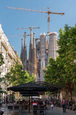 BARCELONA, İspanya - Haziran 07, 2019: İnsanlar ve turistler Sagrada Familia yakınlarındaki Barselona şehir merkezinde günlük hayatın tadını çıkarıyorlar