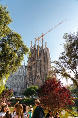 BARCELONA, İspanya - Haziran 07, 2019: İnsanlar ve turistler Sagrada Familia yakınlarındaki Barselona şehir merkezinde günlük hayatın tadını çıkarıyorlar