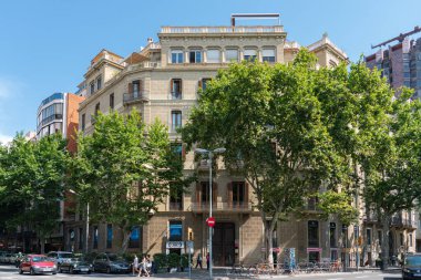 BARCELONA, SPAIN - 10 Haziran 2019: Barcelona 'nın merkezindeki günlük hayatın tadını çıkaran insanlar, en önemli tarihi cadde ve caddelerden bazılarında,