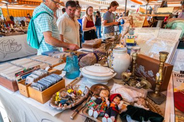 BARCELONA, SPAIN - 10 Haziran 2019: Bit pazarındaki antika eşyalar, madeni paralar, mücevherler, sofra takımı ve diğer aletler