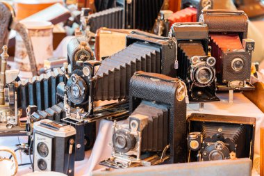 BARCELONA, İspanya - 10 Haziran 2019: Bit pazarındaki fotoğrafçılar için antika kameralar ve antika lensler, satılık klasik fotoğraf film ekipmanları