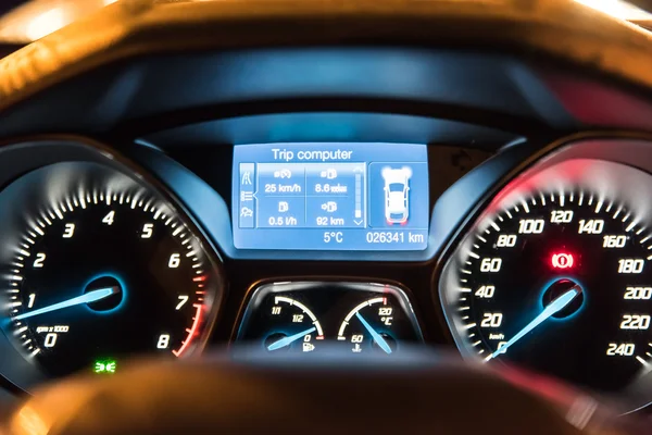 Ford Focus Kompaktwagen Armaturenbrett leuchtet — Stockfoto