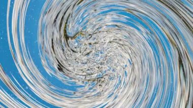 Parkta karlı güneşli bir gün