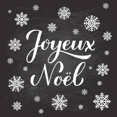 Karatahta arka planında kar taneleri olan Joyeux Noel el yazısı. Fransızca Mutlu Noeller tipografi posteri. Tebrik kartı, afiş, el ilanı vs. için vektör şablonunu düzenlemek kolay.