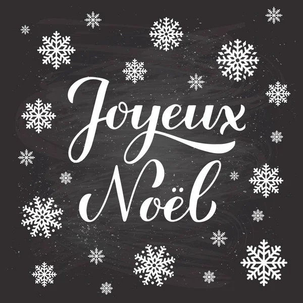 Karatahta arka planında kar taneleri olan Joyeux Noel el yazısı. Fransızca Mutlu Noeller tipografi posteri. Tebrik kartı, afiş, el ilanı vs. için vektör şablonunu düzenlemek kolay.