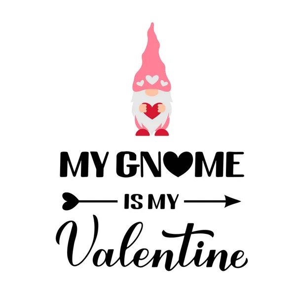 Min Gnome är min Valentine kalligrafi hand bokstäver med söta tecknade gnome. Rolig Alla hjärtans dag ordvitsord. Vektor mall för kort, flygblad, banner, klistermärke, t-shirt, etc. — Stock vektor