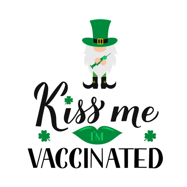 キス私はワクチン接種されたレタリングとかわいい漫画ノームLeprechownです 聖パトリック大聖堂2021年 グリーティングカード バナー ポスター用ベクトルテンプレート — ストックベクタ