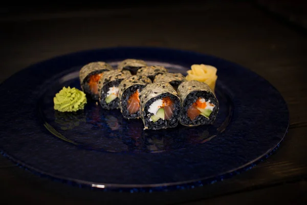 Zblízka Japonské Sushi Rolky Podávané Zázvorem Wasabi Tmavě Modré Skleněné — Stock fotografie