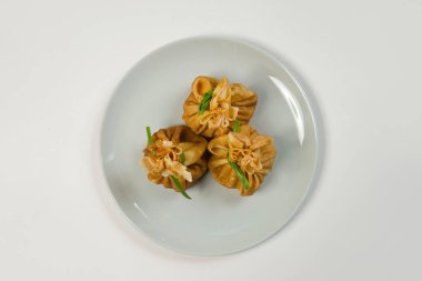 İçinde kıyma olan Rus başlangıç yemeği blini 'nin en iyi görüntüsü. Geleneksel taze soğan soğanlı krep aperatifi. Lezzetli yeni yıl yemeği