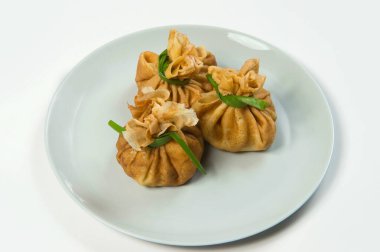 Rus başlangıç yemeği blini ve içinde kıyma var. Geleneksel taze soğan soğanlı krep aperatifi. Lezzetli yeni yıl yemeği