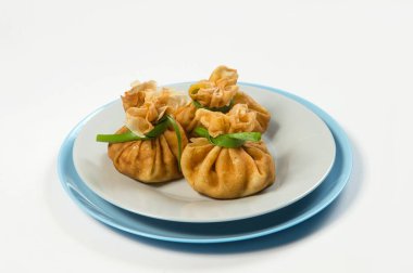 Rus başlangıç tabağı blini 'nin yan görüntüsü. Geleneksel taze soğan soğanlı krep aperatifi. Lezzetli yeni yıl yemeği. Mavi gri tabaklarda servis edilen izole edilmiş ince krepler.