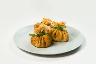 İçinde kıyma olan Rus başlangıç yemeği blini 'nin yan görüntüsü. Geleneksel taze soğan soğanlı krep aperatifi. Lezzetli yeni yıl yemeği