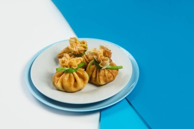 Bayram Rus başlangıç tabağı blini 'nin içinde kıyma var. Geleneksel taze soğan soğanlı krep aperatifi. Mavi soyut arka planda enfes bir yeni yıl yemeği