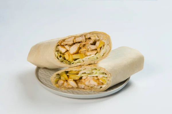 Kuřecí Maso Shawarma Rolka Zelím Okurkou Hranolky Brambory Zabalené Tenkém — Stock fotografie