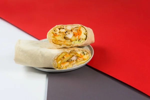 Widok Boczny Chicken Meat Serowy Shawarma Roll Kapustą Marchewką Frytki — Zdjęcie stockowe