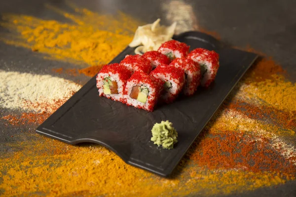 Somon Salatalık Avokadoyla Japon Suşi Rulosu Kırmızı Uçan Balık Yumurtası — Stok fotoğraf