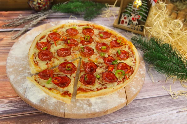 Widok Boku Tandetny Włoski Pizzy Pepperoni Serwowane Drewnianym Talerzu Stole — Zdjęcie stockowe