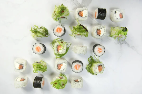 Horní Pohled Japonské Sushi Rolky Sloužil Bílém Mramorovém Pozadí Sushi — Stock fotografie