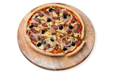 Tütsülenmiş sosis, İspanyol soğan halkaları, ahşap tabakta siyah zeytin ve domates sosu ile tam etli pizza, beyaz arka planda izole edilmiş mutfak unu ve baharatlarla servis edilir.