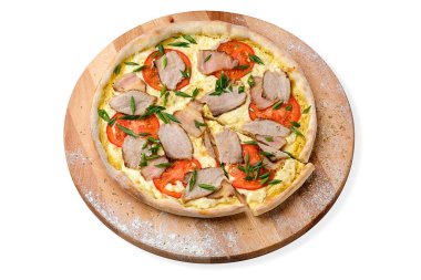 Et ve domates dilimli tam kırsal pizza. Taze taze taze soğan soğanı soğan soğanı. Ahşap tabakta servis ediliyor.