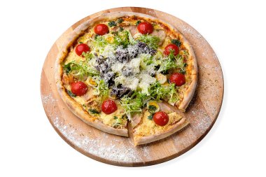 Sezar usulü salata usulü bütün pizza ahşap tabakta servis edilir, beyaz üzerine izole edilmiş. Taze marullu fast food yemeği, kiraz domatesleri, bıldırcın yumurtaları, parmesan peyniri, tavuk filetosu. 
