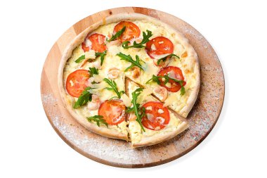 Kokteyl karidesli tam deniz ürünleri pizzası, domates dilimleri, krema sosu ahşap tabakta taze roka yaprakları servis edilir mutfak unu ve baharatlarla servis edilir, beyaz arka planda izole edilir.