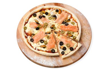 Dilimlenmiş somon filetosu, midye, kalamar, ahşap tabakta servis edilen yeşil ve siyah zeytinli tam deniz ürünleri pizzası. Mutfak unu ve baharatlarla servis ediliyor, beyaz arka planda izole edilmiş.