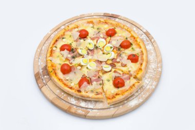 Sezar usulü salata usulü pizzanın tamamı ahşap tahtada servis ediliyor. Mutfak unuyla servis ediliyor, beyaz arka planda izole edilmiş. Kiraz domatesli tabak, tavuk, pastırma, parmesan peyniri, bıldırcın yumurtası.