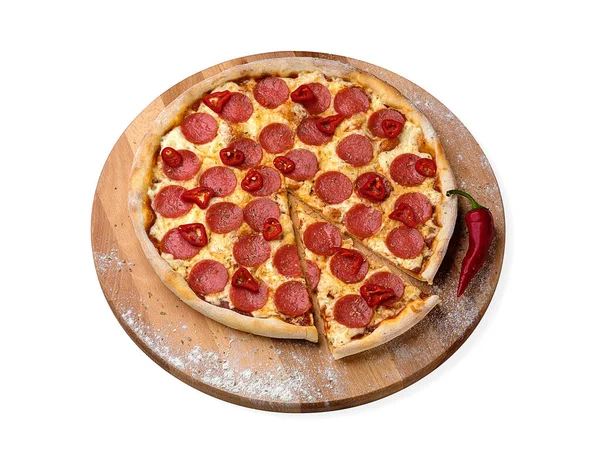 Ganze Pikante Italienische Pepperoni Pizza Mit Salamischeiben Frischem Chilipfeffer Und — Stockfoto