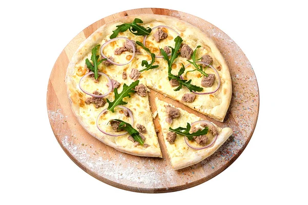 Balık fileto dilimli tam balık pizzası, mozzarella peyniri, kırmızı soğan halkaları ahşap tabakta taze roka yaprakları ile servis edilir mutfak unu ve baharatlarla servis edilir, beyaz arka planda izole edilir.