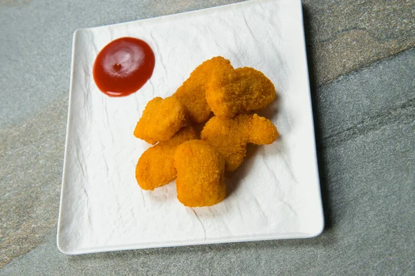 Close Six Chicken Nuggets Kousky Podávané Červenou Rajčatovou Omáčkou Kečupu — Stock fotografie