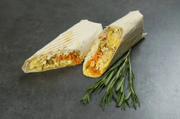 Κοντινό Πλάνο Του Κρέατος Κοτόπουλου Shawarma Σερβίρεται Φρέσκο Δενδρολίβανο Πέτρινο — Φωτογραφία Αρχείου