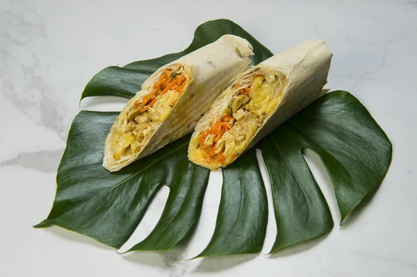 닭고기 샤와르마 양배추 빵으로 곁들인 보인다 자이로는 대리석 잎으로 사용되었습니다 — 스톡 사진