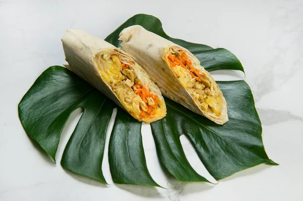 Perto Rolo Shawarma Frango Com Verduras Cenoura Pepino Repolho Queijo — Fotografia de Stock