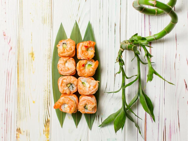 맛있는 해산물 초밥과 그리고 호랑이 새우를 대나무 수있다 근처에 대나무 — 스톡 사진