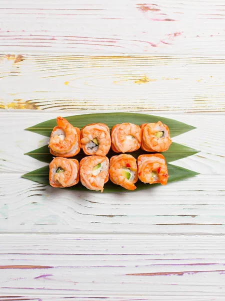 Delicioso Rollo Sushi Mariscos Japoneses Con Tataki Salmón Camarones Tigre —  Fotos de Stock