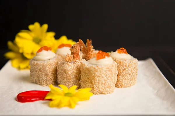 Seitenansicht Der Sushi Rolle Ebi Tempura Mit Garnelen Serviert Mit — Stockfoto