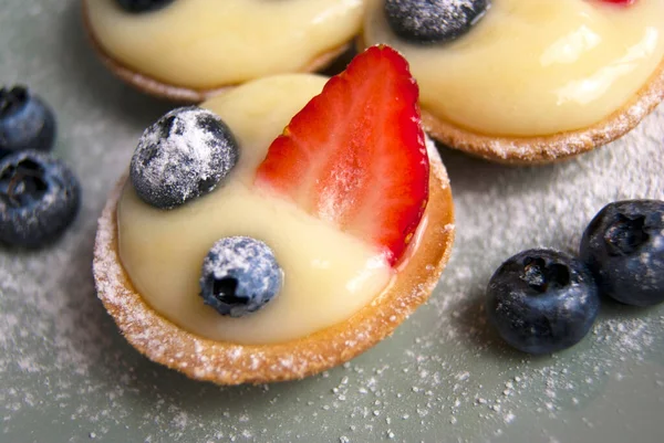 Feche Sobremesas Francesas Pequenas Tortas Com Creme Bagas Frescas Açúcar — Fotografia de Stock