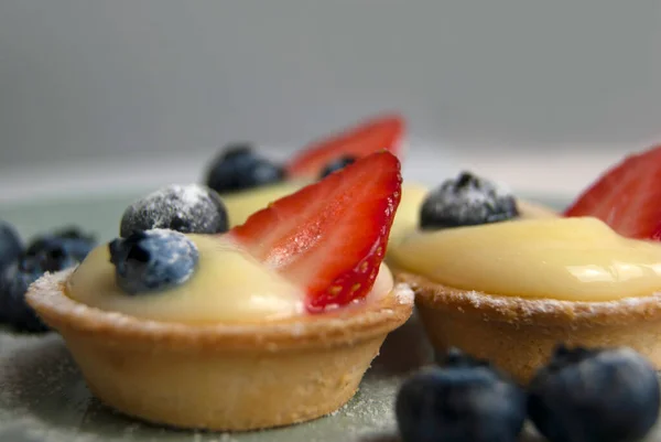 Nahaufnahme Eines Französischen Desserts Kleine Torten Mit Pudding Frischen Beeren — Stockfoto