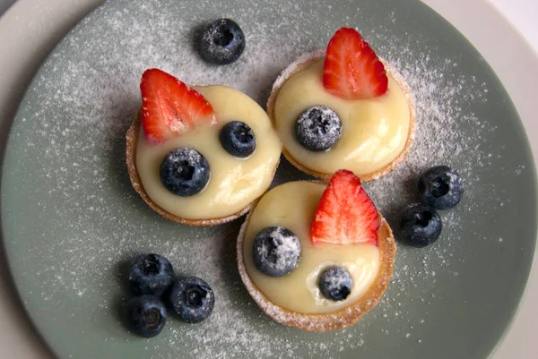 Französisches Portionsdessert Kleine Torten Mit Pudding Frischen Beeren Und Puderzucker — Stockfoto