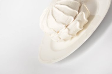 Hafif arka planda izole edilmiş tabakta servis edilen geleneksel Rus tatlı zephyr suflesi.