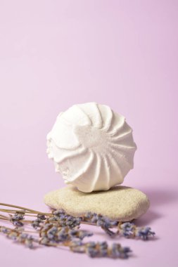 Rus geleneksel marshmallow tatlı zefir (zephyr) suflesine yakın menekşe arka planında kuru lavanta otlarıyla servis edilir. Aynı şekilde Meringue Tatlısı 'nda da. Seçici odaklanma. Boşluğu kopyala
