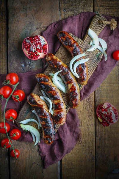 Traditionelle Kaukasische Fleischwurst Kupati Serviert Auf Holzbrett Mit Zwiebeln Tomaten — Stockfoto