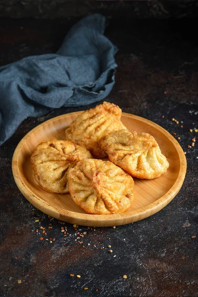 Dumplings Khinkali Fritos Servidos Placa Madera Sobre Fondo Hormigón Oscuro —  Fotos de Stock