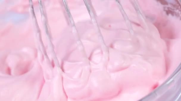 Chef Pâtissier Crème Cuisson Crème Rose Emmerde Avec Fouet Confiseur — Video