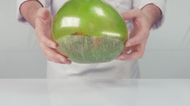 Şef Pasta Şefi Tatlı Hazırlıyor Yeşil Jöleli Olağandışı Bir Tatlı — Stok video
