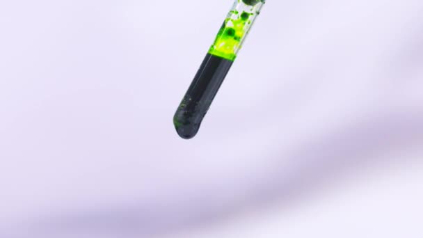 绿色的液体从长笛上滴下 糕点厨师在甜点中加入染料 下降宏观慢动作 — 图库视频影像