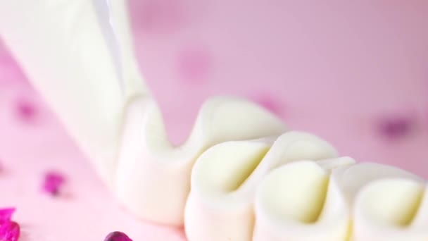 シェフのペストリーシェフが美しいデザートを作ります ピンクのデザートのために絞りクリーム 珍しいデザートのためのクリームチーズを絞る菓子 — ストック動画
